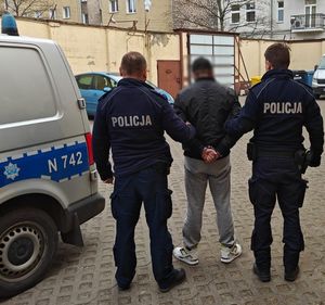 Policjanci i zatrzymany mężczyzna