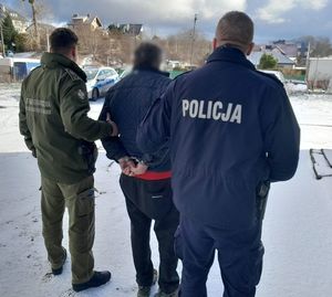 Policjant, strażnik graniczny i zatrzymany mężczyzna