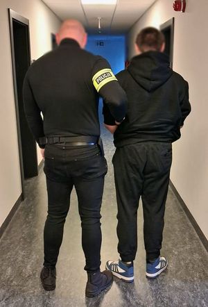 Policjant i zatrzymany mężczyzna