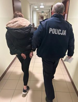 Policjant i zatrzymana kobieta