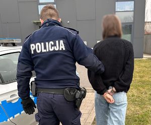 Policjant prowadzi zatrzymaną