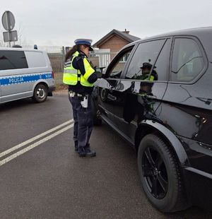 Policjantka i zatrzymany pojazd do kontroli