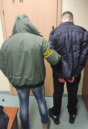 Policjant i zatrzymany mężczyzna