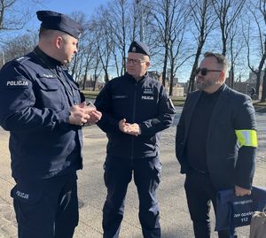 spotkanie policjantów z osobą, która wygrała licytację WOŚP