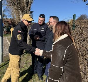spotkanie policjantów z osobą, która wygrała licytację WOŚP