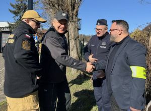spotkanie policjantów z osobą, która wygrała licytację WOŚP