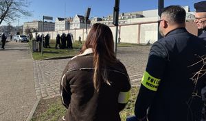 spotkanie policjantów z osobą, która wygrała licytację WOŚP