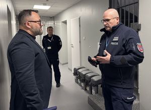 spotkanie policjantów z osobą, która wygrała licytację WOŚP