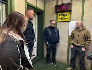 spotkanie policjantów z osobą, która wygrała licytację WOŚP
