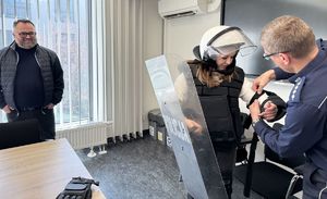 spotkanie policjantów z osobą, która wygrała licytację WOŚP