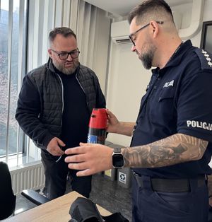 spotkanie policjantów z osobą, która wygrała licytację WOŚP