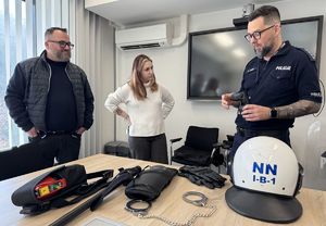 spotkanie policjantów z osobą, która wygrała licytację WOŚP