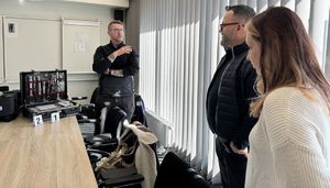 spotkanie policjantów z osobą, która wygrała licytację WOŚP
