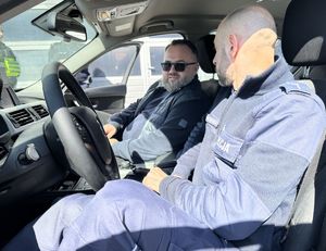 spotkanie policjantów z osobą, która wygrała licytację WOŚP