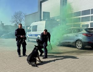 spotkanie policjantów z osobą, która wygrała licytację WOŚP