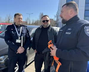 spotkanie policjantów z osobą, która wygrała licytację WOŚP