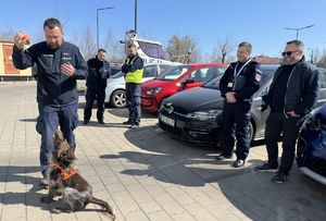 spotkanie policjantów z osobą, która wygrała licytację WOŚP