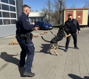 spotkanie policjantów z osobą, która wygrała licytację WOŚP