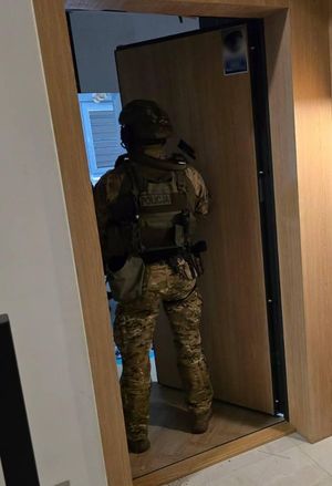 Policjant stoi w drzwiach