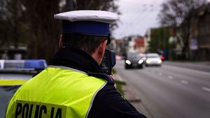 Policjant mierzy prędkość