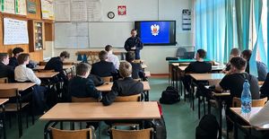 Spotkanie policjanta z uczniami