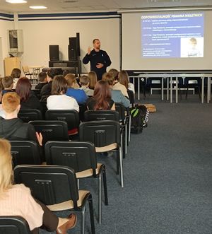 Spotkanie policjanta z uczniami