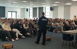 Spotkanie policjanta z uczniami