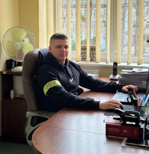 Policjant przy biurku