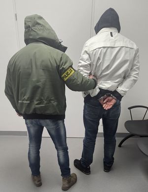 Policjant kryminlany i zatrzymany mężczyzna
