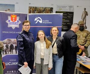 Policjanci na dniu otwartym LO Spartakus