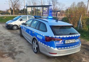 Radiowóz i pojazd zatrzymany do kontroli