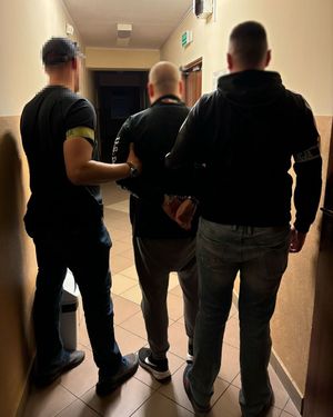 Policjanci i zatrzymany mężczyzna