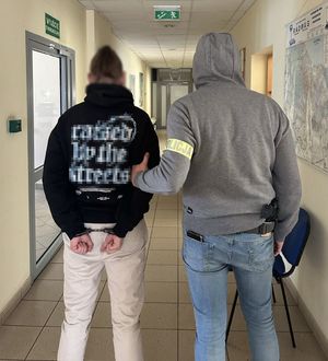 Policjant i zatrzymany mężczyzna