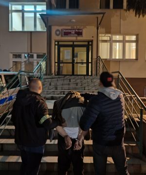 Policjanci i zatrzymany mężczyzna