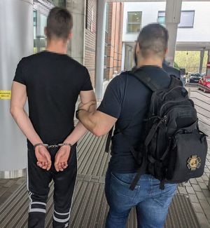 Policjant i zatrzymany mężczyzna
