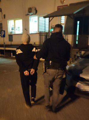 Policjant i zatrzymany mężczyzna