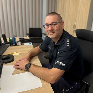 Policjant siedzi przy biurku