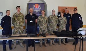 Policjanci na dniu otwartym liceum