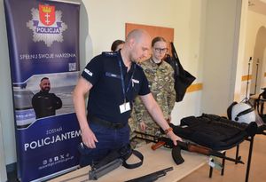 Policjanci na dniu otwartym liceum