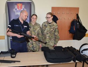 Policjanci na dniu otwartym liceum