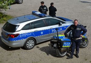 Policjanci na dniu otwartym liceum