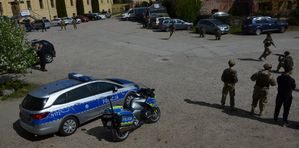 Policjanci na dniu otwartym liceum