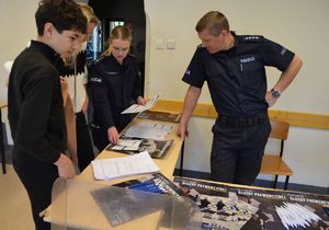Policjanci na dniu otwartym liceum