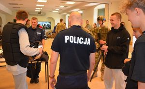 Policjanci na dniu otwartym liceum