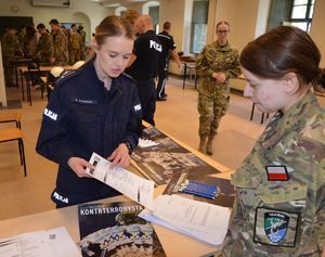Policjanci na dniu otwartym liceum
