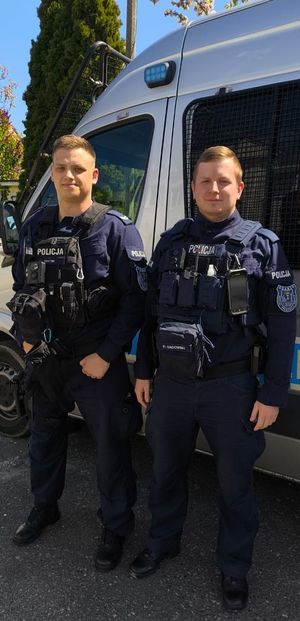 Dwaj policjanci umundurowani