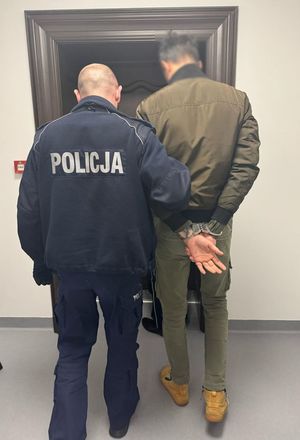 Policjant i zatrzymany mężczyzna
