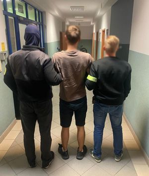 Policjanci i zatrzymany mężczyzna