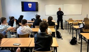 Policjanci na spotkaniu z młodzieżą