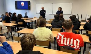 Policjanci na spotkaniu z młodzieżą